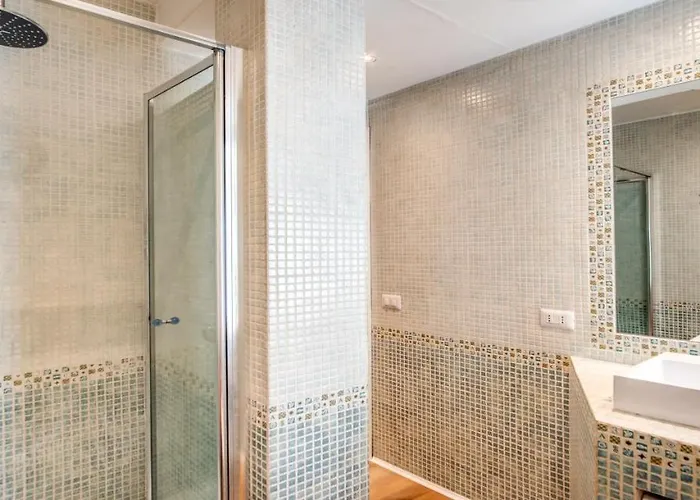 Deluxe One Bedroom Apartment, Perfect Location, Air Cond * Roma