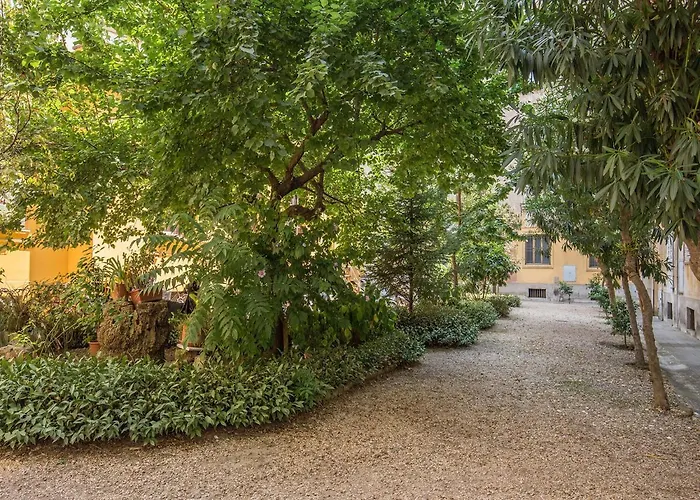 Deluxe One Bedroom Apartment, Perfect Location, Air Cond * Roma