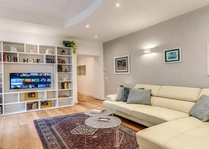 Deluxe One Bedroom Apartment, Perfect Location, Air Cond * Roma