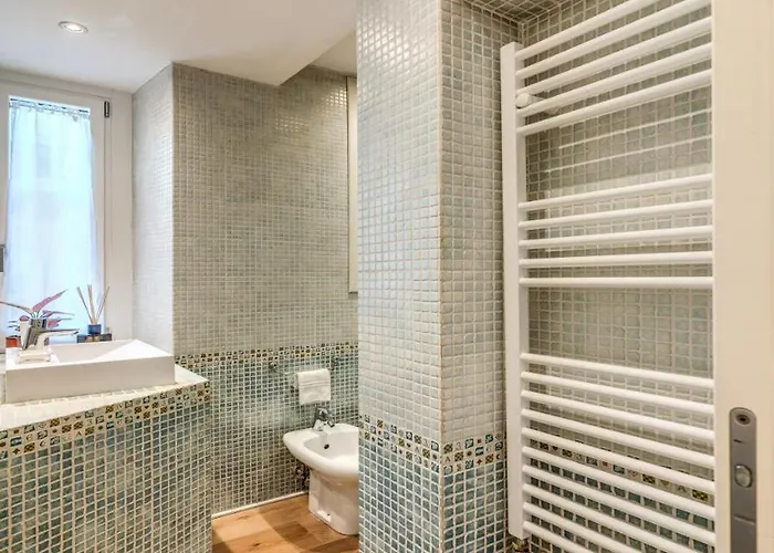 Deluxe One Bedroom Apartment, Perfect Location, Air Cond *