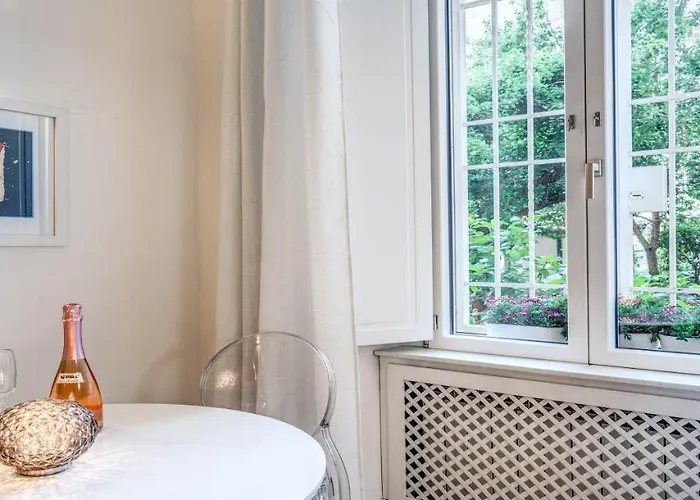 Deluxe One Bedroom Apartment, Perfect Location, Air Cond