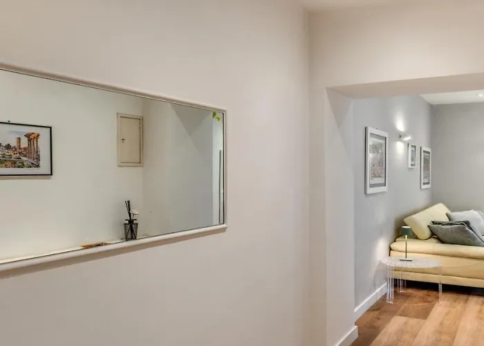 Deluxe One Bedroom Apartment, Perfect Location, Air Cond * Roma